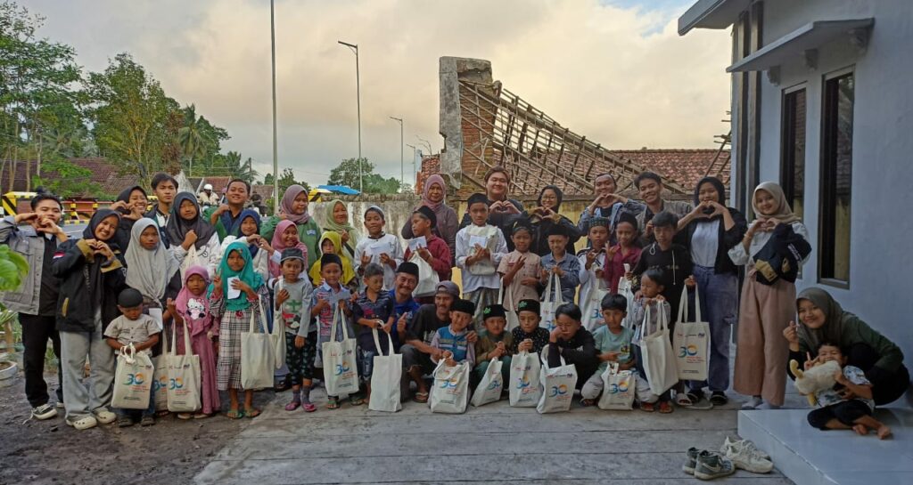 Gambar Relawan ITS bersama Anak Yatim Semeru