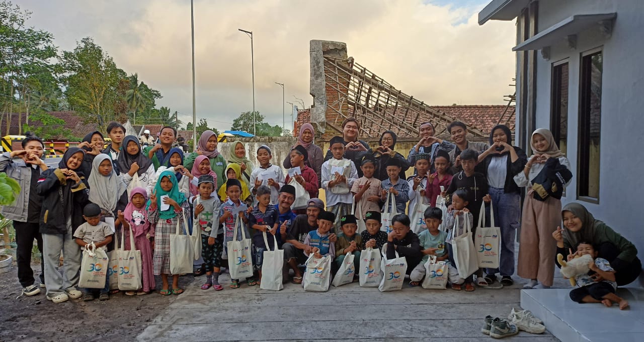 Gambar Relawan ITS bersama Anak Yatim Semeru