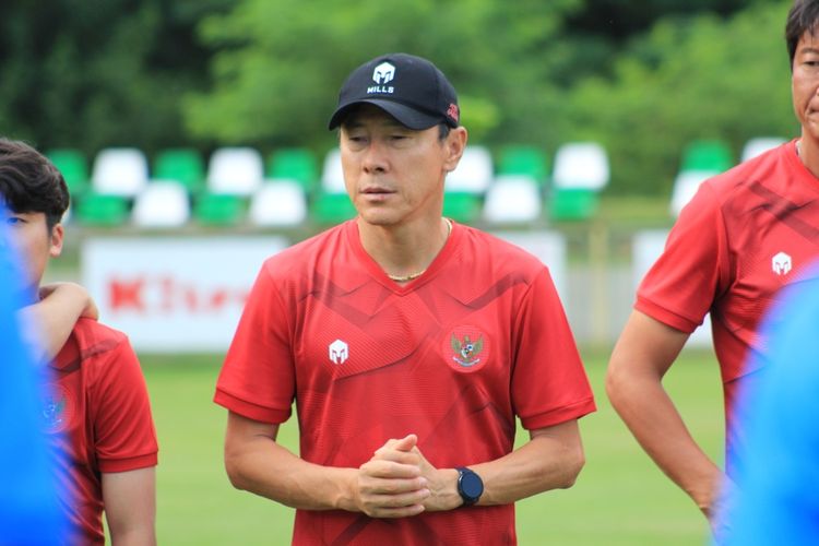 Juru taktik tim nasional Indonesia, Shin Tae-yong saat memberikan arahan kepada para pemain. (soucer: kompas.com)