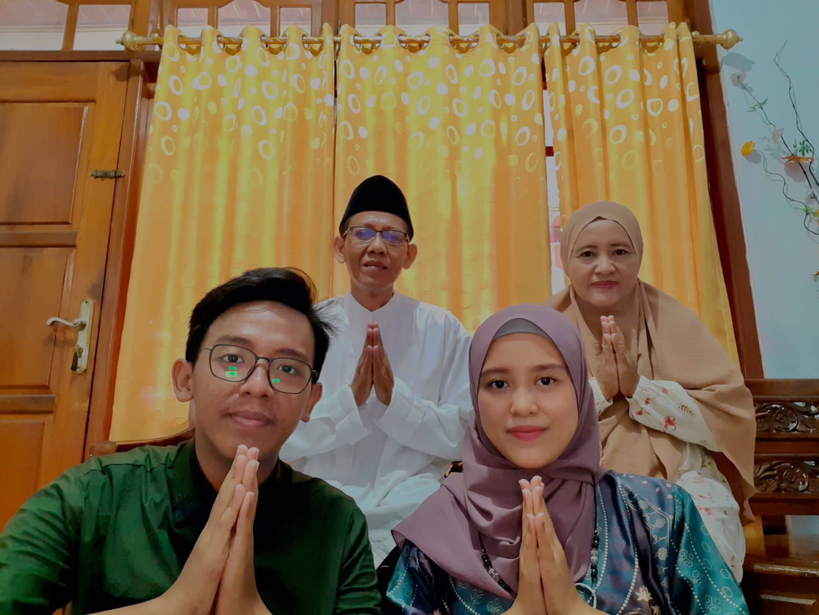 Almarhum Muhammad Burhanudin (kiri bawah) bersama keluarganya saat merayakan Hari Raya Idul Fitri pada tahun 2023 lalu