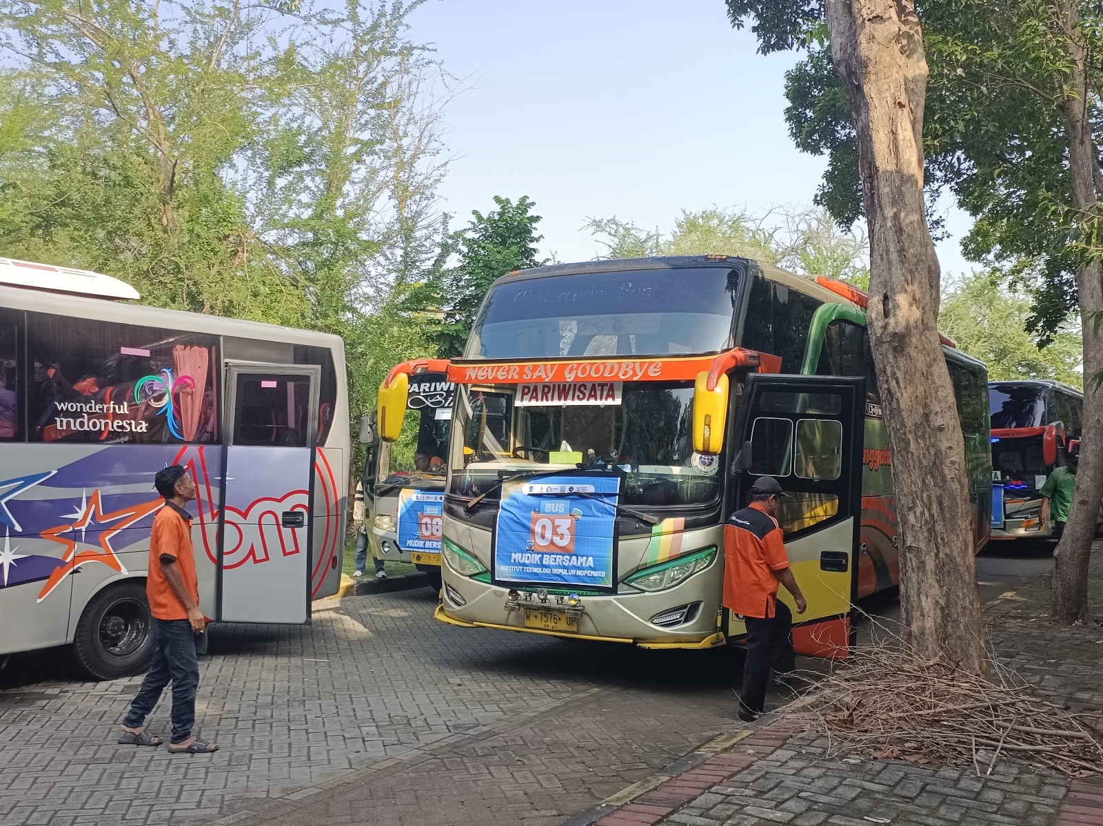 Armada bus bantuan dari Dinas Perhubungan Jawa Timur dan Ikatan Orangtua Mahasiswa (Ikoma) ITS yang digunakan dalam Mudik Gratis ITS 2024