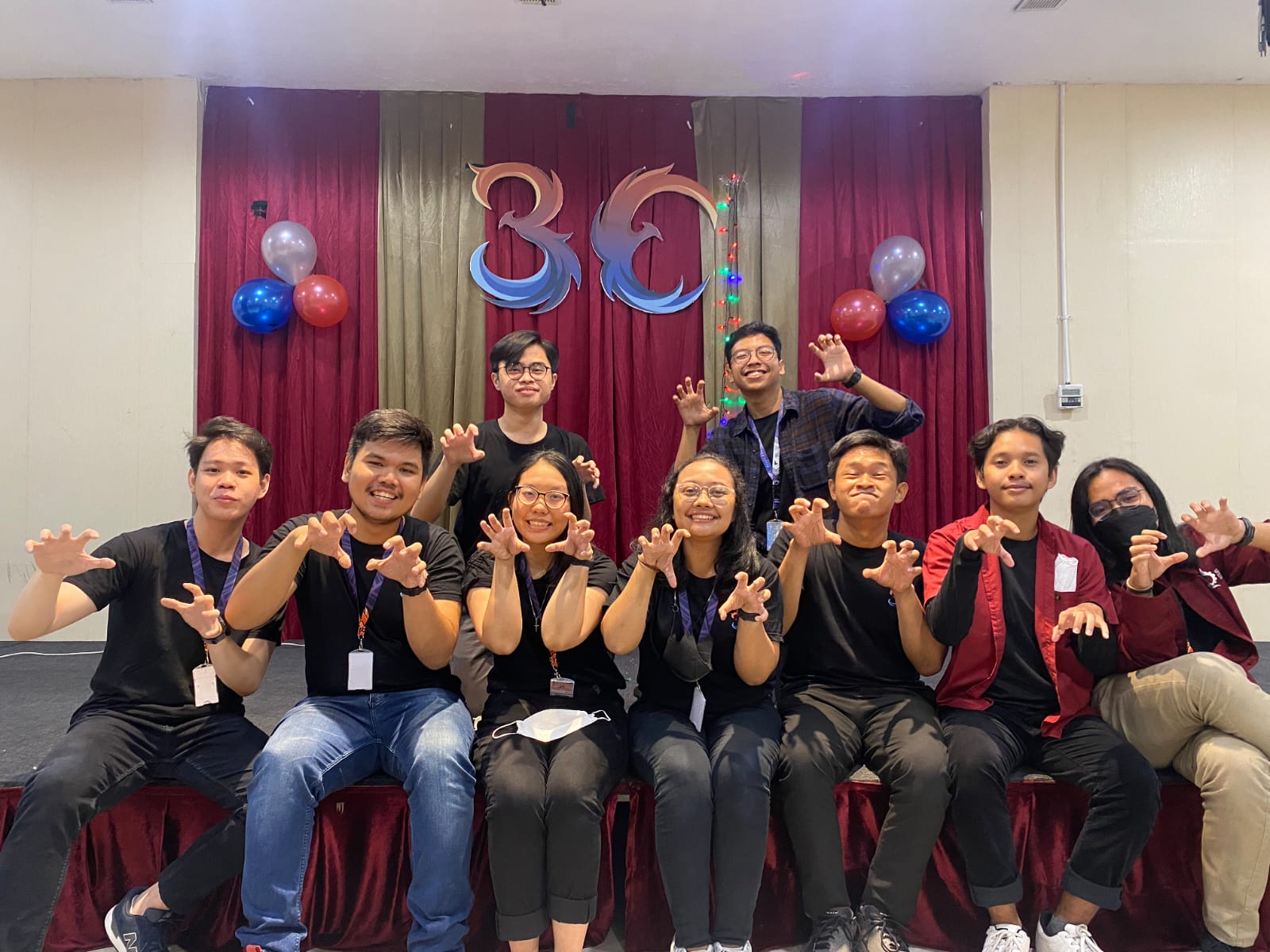 Benedictus Kenny Tjahjono (kiri bawah) saat bersama divisi acara dari kegiatan 3C KMK ITS 2022