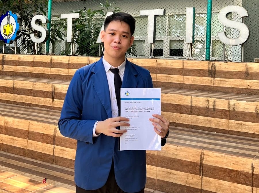 Benedictus Kenny Tjahjono saat usai menjalani sidang Tugas Akhir di Departemen Statistika ITS