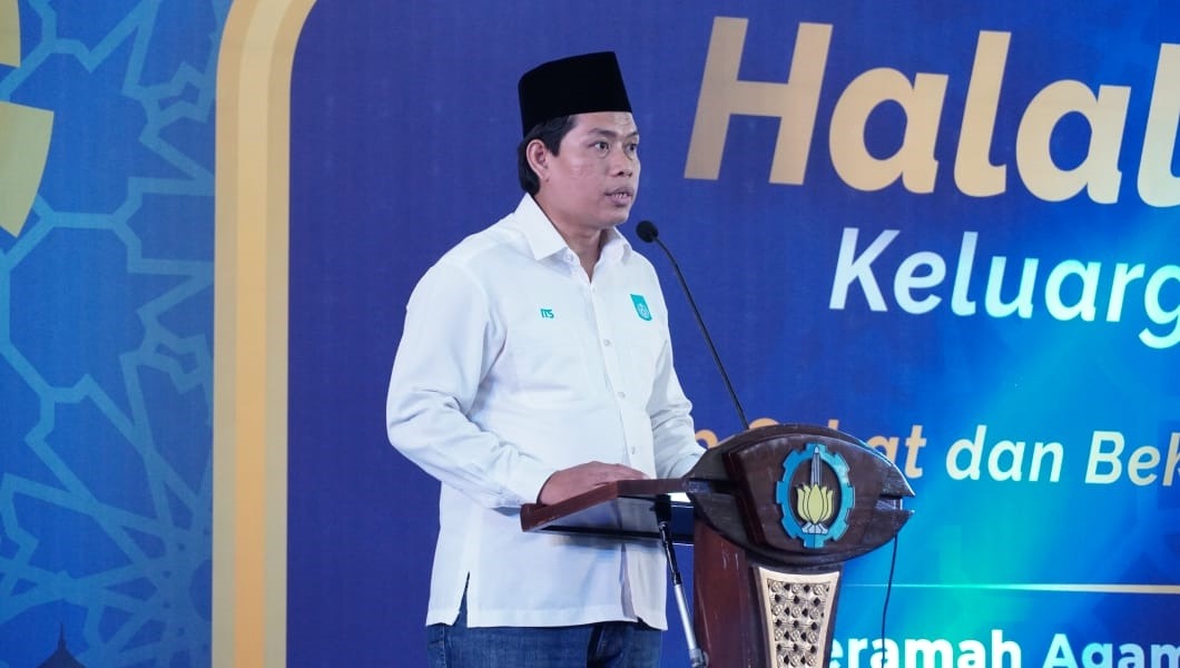 Direktur Kemahasiswaaan ITS Dr Imam Abadi ST MT memberikan laporan beasiswa di kegiatan Halal Bihalal 1445 H Keluarga Besar ITS di Graha Sepuluh Nopember ITS