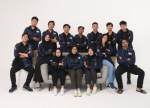 Giselle Hage (kedua dari kanan bawah) bersama para pengurus Himatektro ITS
