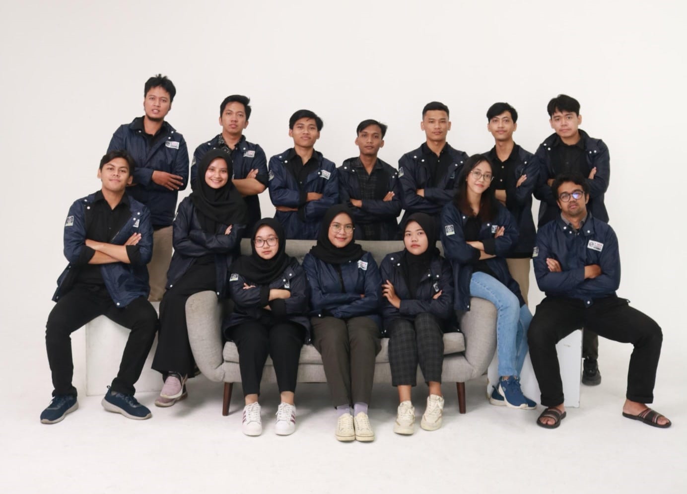 Giselle Hage (kedua dari kanan bawah) bersama para pengurus Himatektro ITS