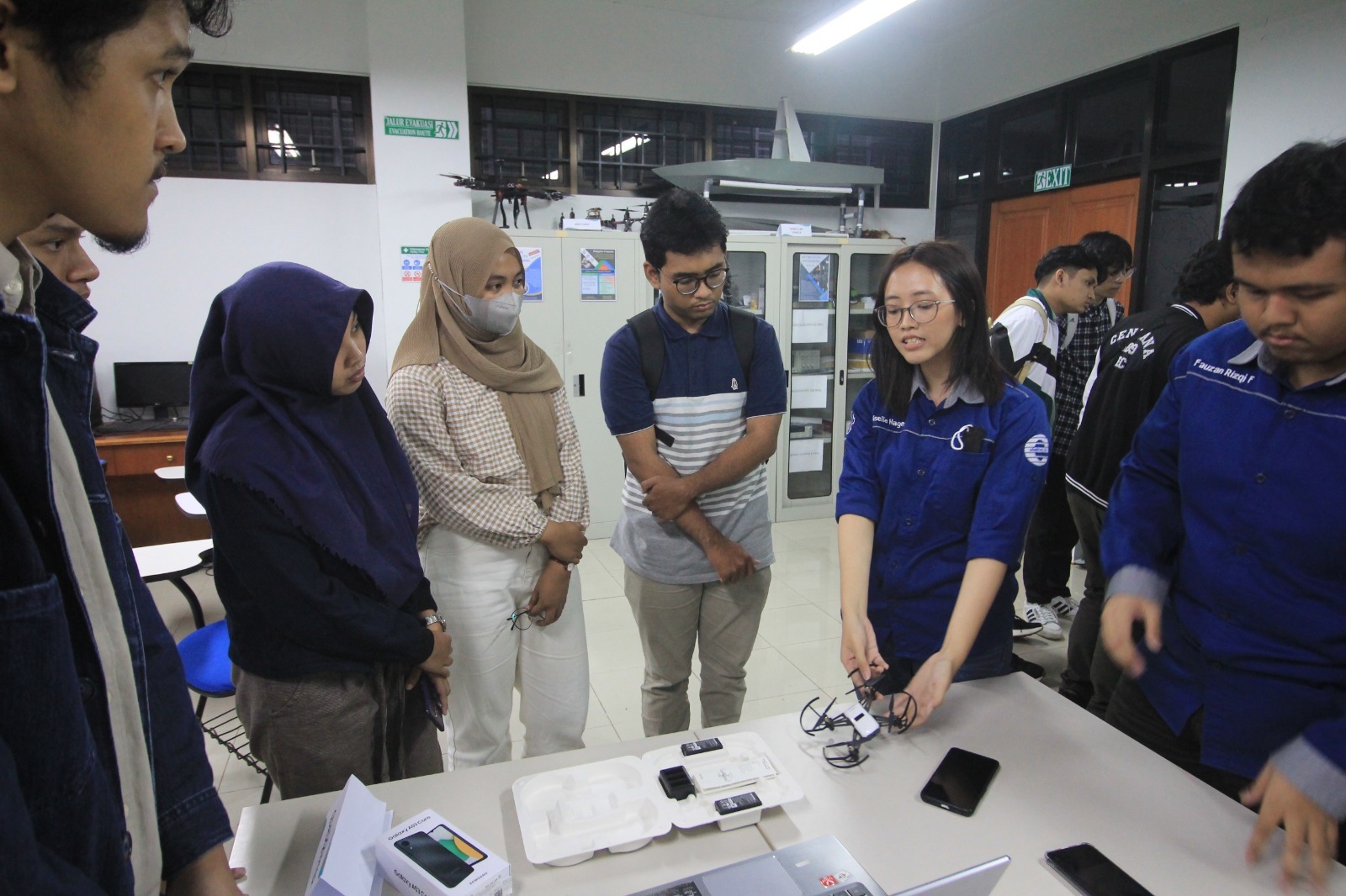 Giselle Hage (kedua dari kanan) saat membimbing praktikum di Laboratorium Sistem dan Sibernetika Departemen Teknik Elektro ITS