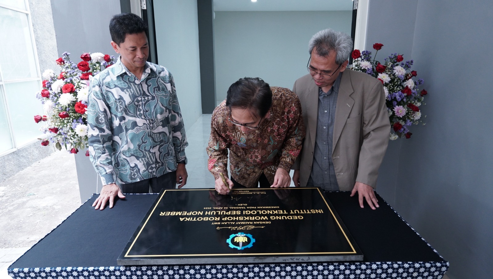 Rektor ITS Prof Dr Ir Mochamad Ashari MEng (tengah) saat menandatangani prasasti Gedung Workshop Robotika ITS 