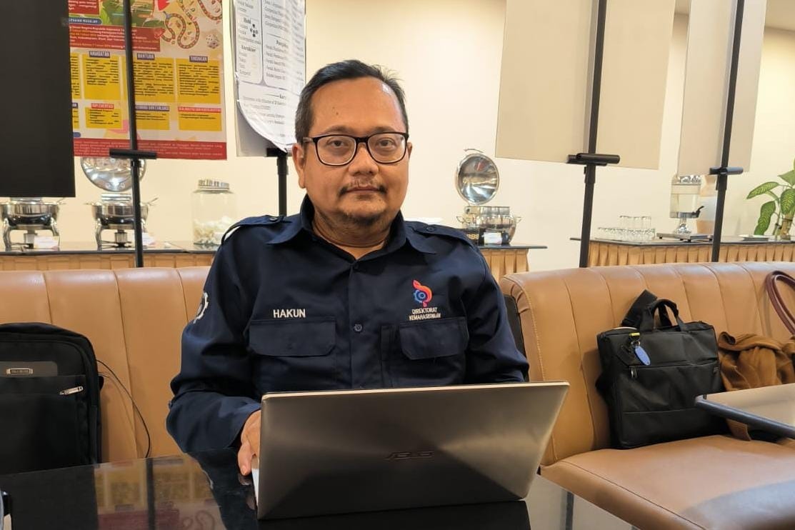 Kepala Seksi Pengembangan Talenta Ditmawa ITS Hakun Wirawasista Aparamarta ST MMT PhD saat mengevaluasi ajuan proposal PKM mahasiswa