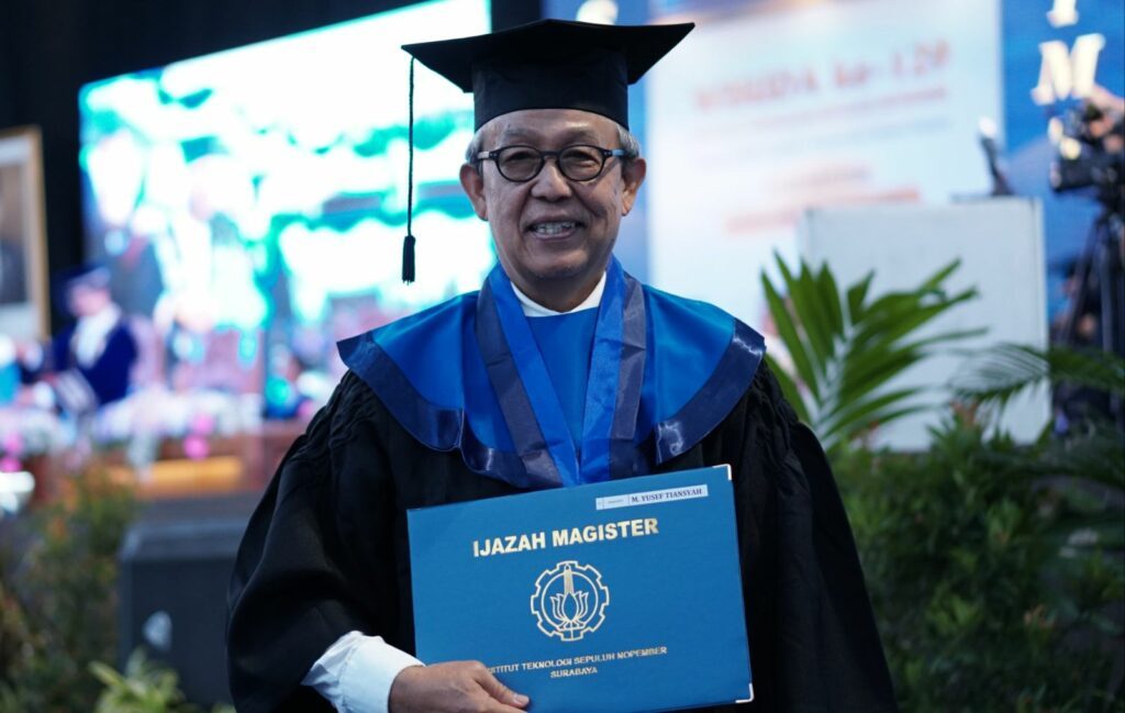 M Yusef Tiansyah yang telah berusia 60 tahun dinobatkan sebagai wisudawan tertua pada gelaran Wisuda ke-129 ITS