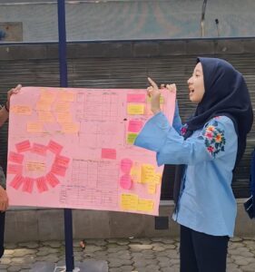 Nadya Andini saat bertugas sebagai ketua dalam proyek kelompok pada salah satu mata kuliah di Departemen Studi Pembangunan ITS