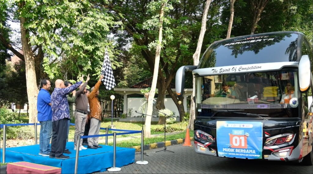 Pelepasan 11 armada bus yang membawa mahasiswa ITS dalam Mudik Gratis ITS 2024