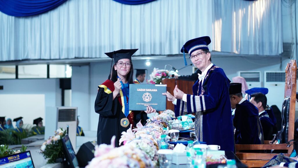 Penyerahan ijazah sarjana kepada wisudawan termuda ITS, Giselle Hage, oleh Rektor ITS Prof Dr Ir Mochamad Ashari MEng pada prosesi hari kedua Wisuda ke-129 ITS
