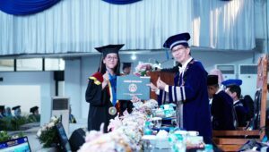 Usia 19 Tahun, Giselle Dikukuhkan Jadi Wisudawan Termuda di ITS