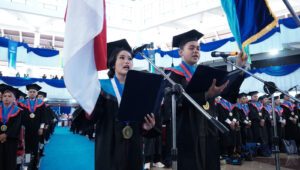 Perwakilan wisudawan saat memimpin ikrar janji wisudawan pada prosesi Wisuda ke-129 ITS