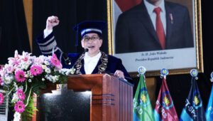 Rektor ITS Prof Dr Ir Mochamad Ashari MEng saat memberi sambutan yang memacu semangat wisudawan pada gelaran Wisuda ke-129 ITS