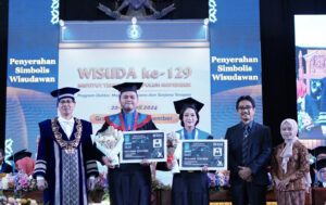 Rektor ITS Prof Dr Ir Mochamad Ashari MEng saat prosesi penyerahan wisudawan ITS secara simbolis bersama perwakilan Ikatan Alumni (IKA) ITS pada prosesi Wisuda ke-129 ITS