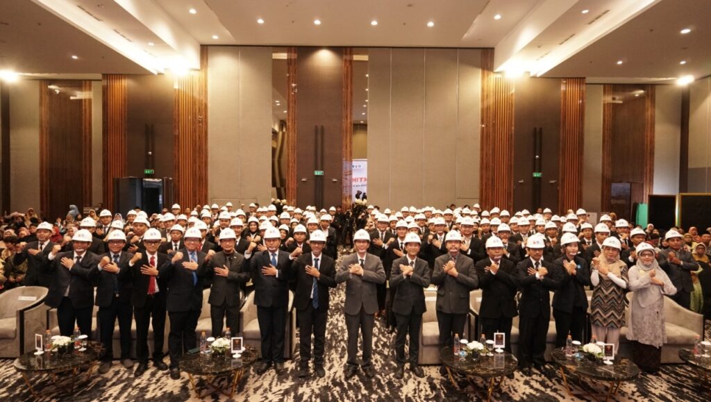 Rektor ITS Prof Dr Ir Mochamad Ashari MEng (tengah depan) bersama para insinyur yang dilantik setelah prosesi pelantikan di Grand Swiss-Belhotel Surabaya