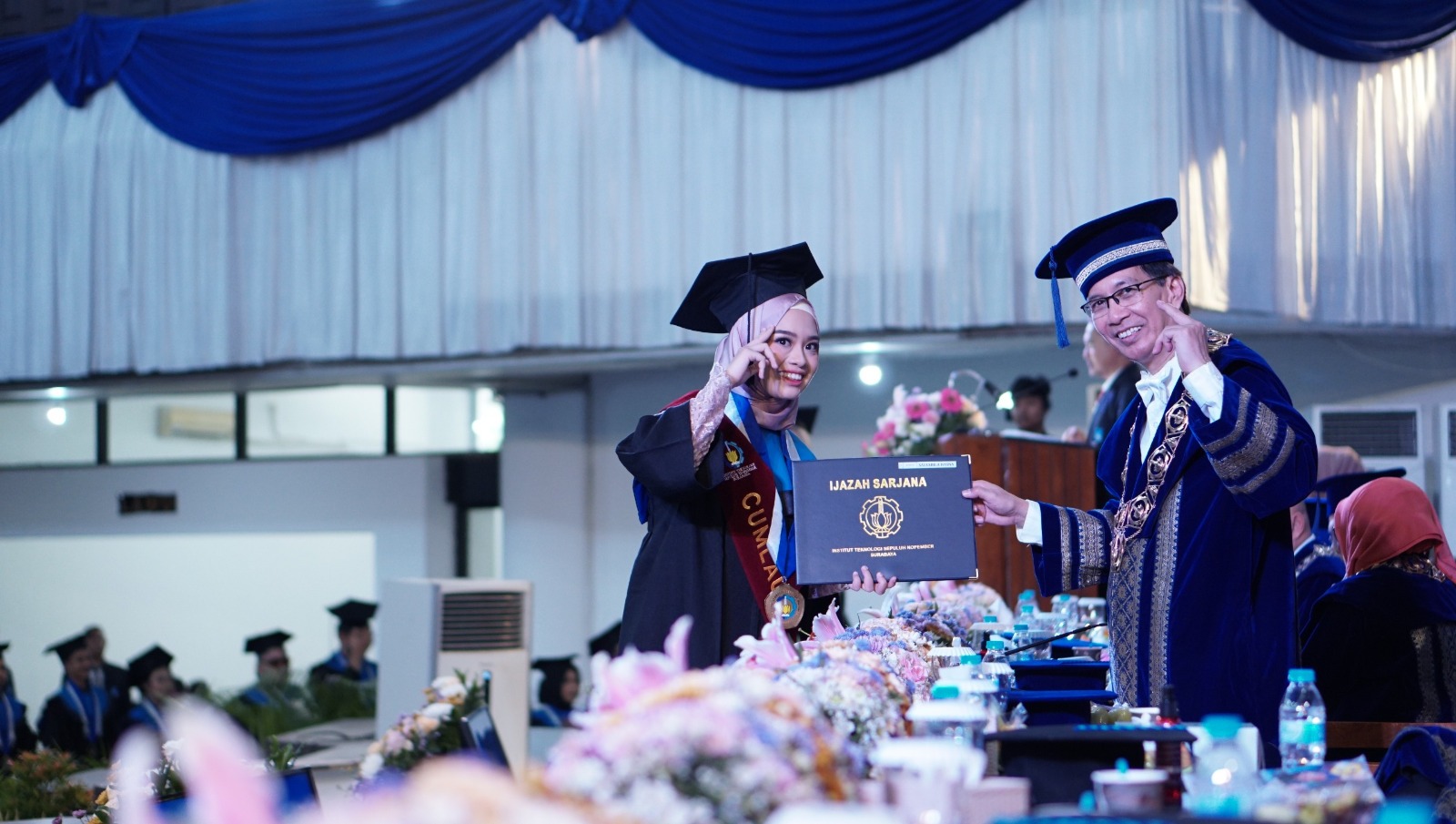 Salah satu wisudawan saat menerima ijazah kelulusannya dari Rektor ITS Prof Dr Ir Mochamad Ashari MEng pada prosesi Wisuda ke-129 ITS