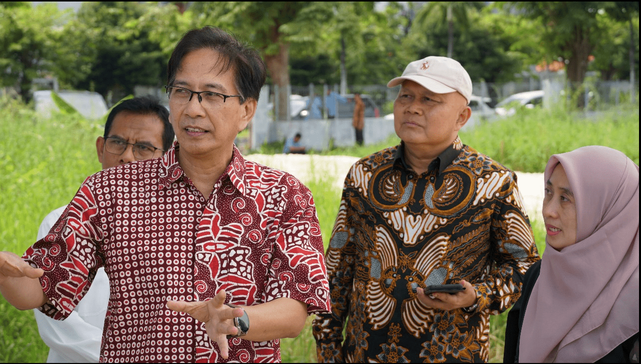 Rektor ITS Prof Dr Ir Mochamad Ashari MEng (kiri) bersama Wakil Rektor II ITS Ir Mas Agus Mardyanto ME PhD dan Sekretaris Institut Dr Ir Umi Laili Yuhana SKom di lokasi pembangunan gedung baru FKK ITS