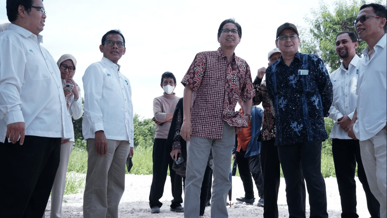 Rektor ITS Prof Dr Ir Mochamad Ashari MEng (berbatik merah) dan Dekan FKK ITS Dr dr Imam Susilo SpPA(K) (berbatik biru) bersama jajaran pimpinan ITS lainnya tinjau lokasi pembangunan gedung baru FKK ITS