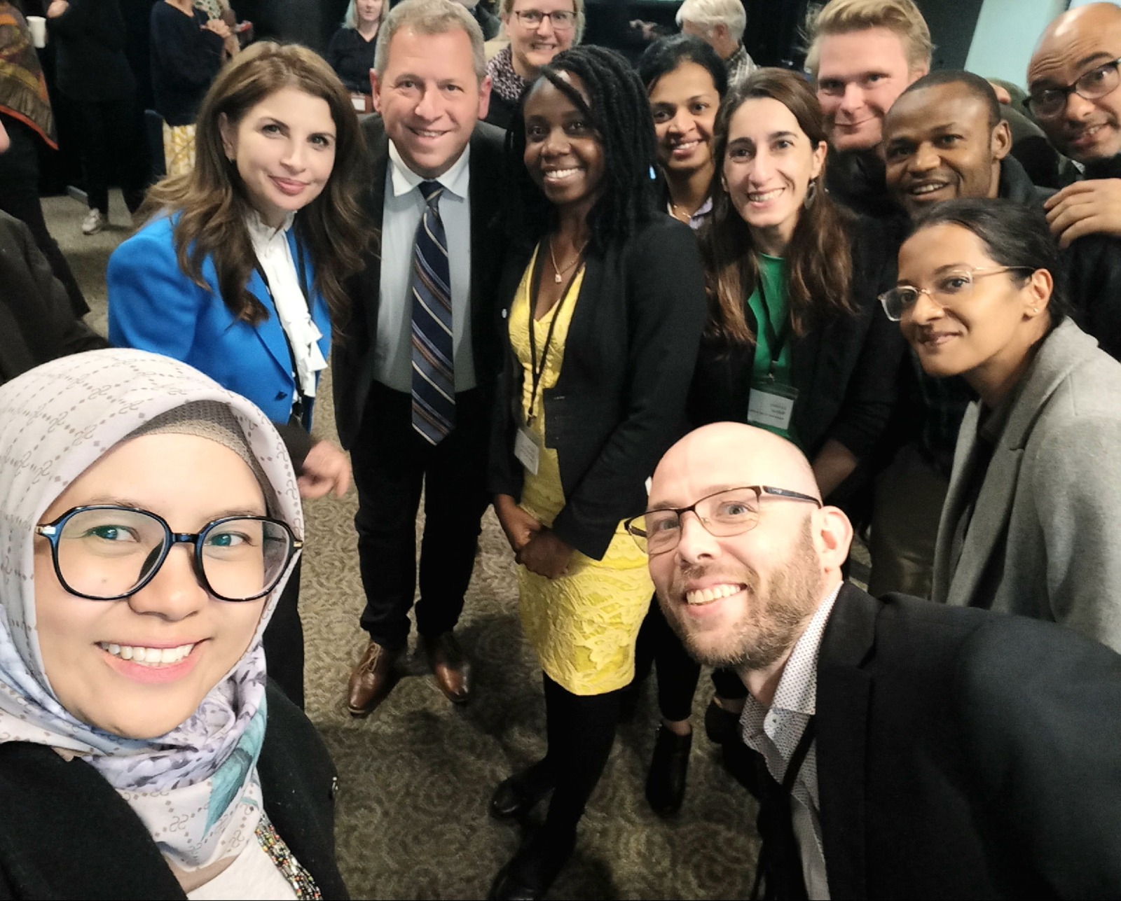 Sri Fatmawati SSi MSc PhD (kiri) saat bersama para ilmuwan muda dunia di Arizona, Amerika Serikat