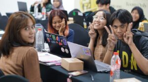 Tim mahasiswa ITS yang tergabung dalam PKM-GFT saat berdiskusi mengenai gagasan MediTwin