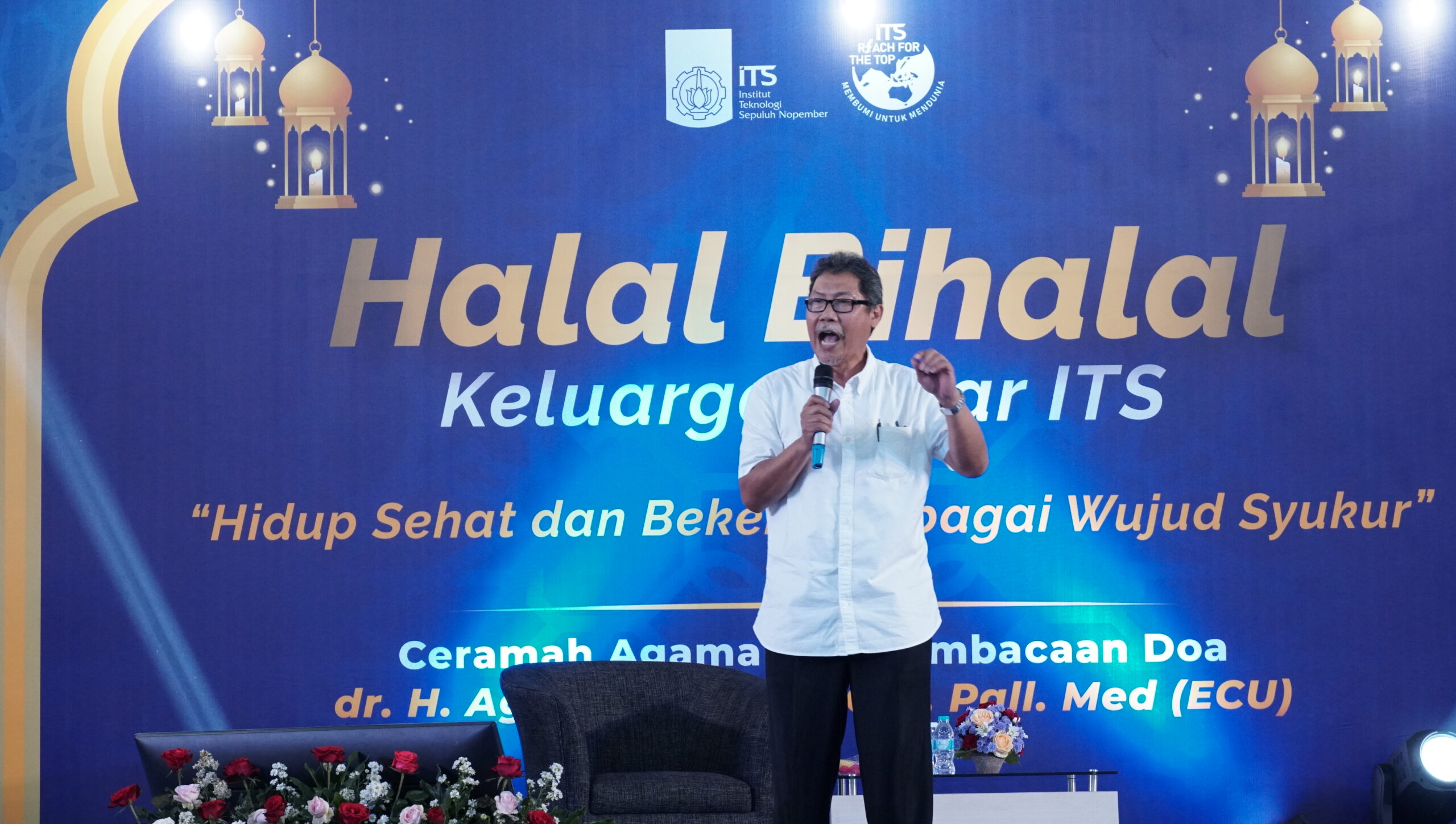 Dr H Agus Ali Fauzi PGD Pall Med (ECU) memberikan ceramah dalam kegiatan Halal Bihalal Keluarga Besar ITS 1445 Hijriah