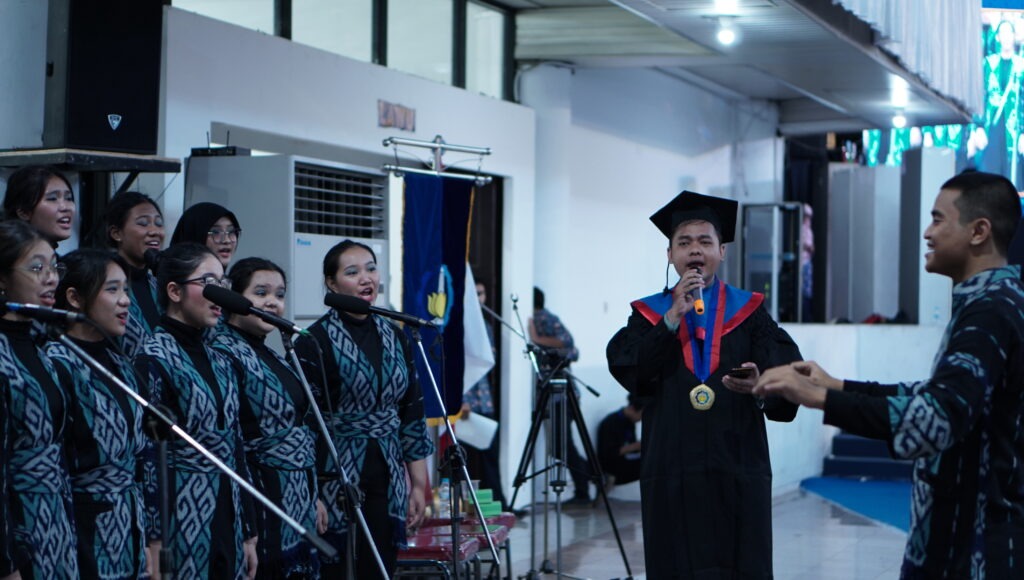 Wisudawan Teknik Fisika ITS Yustinus Naiborhu turut memeriahkan hari penting ini dengan memberikan penampilan solo