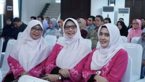 Rosi Indarjani SE selaku istri Rektor ITS serta Ketua DWP ITS (tengah) saat menyaksikan prosesi upacara W-129