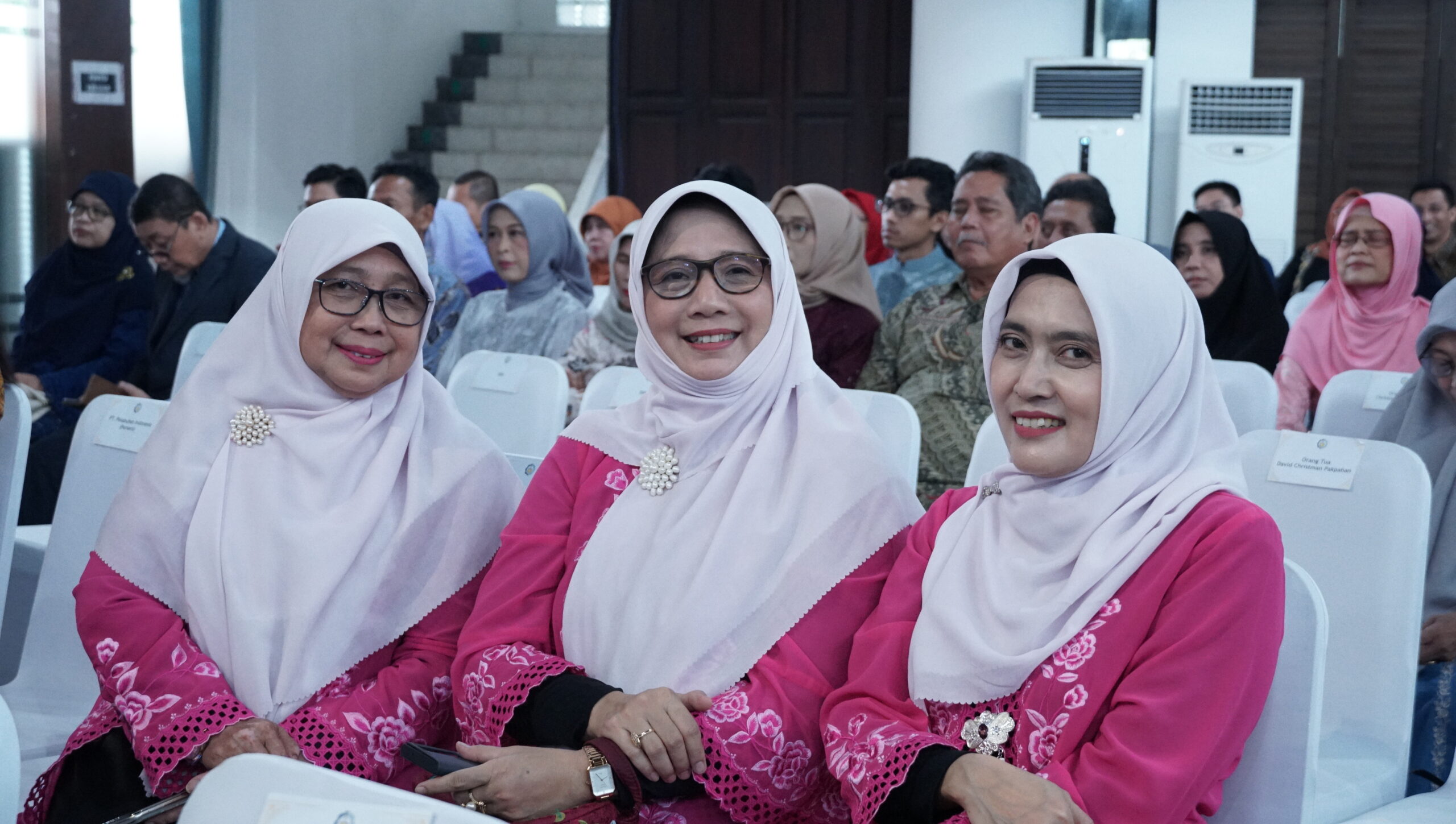 Rosi Indarjani SE selaku istri Rektor ITS serta Ketua DWP ITS (tengah) saat menyaksikan prosesi upacara W-129