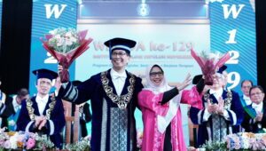 Rektor ITS beserta Istrinya