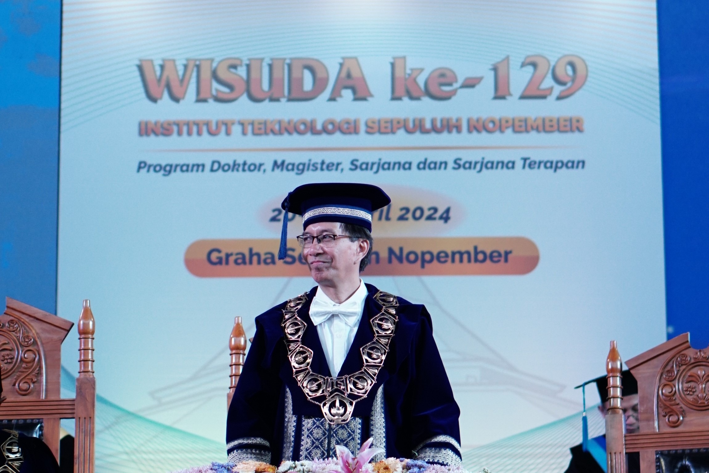 Rektor ITS Prof Dr Ir Mochamad Ashari MEng IPU AEng sesaat sebelum meninggalkan tempat upacara pengukuhan wisudawan