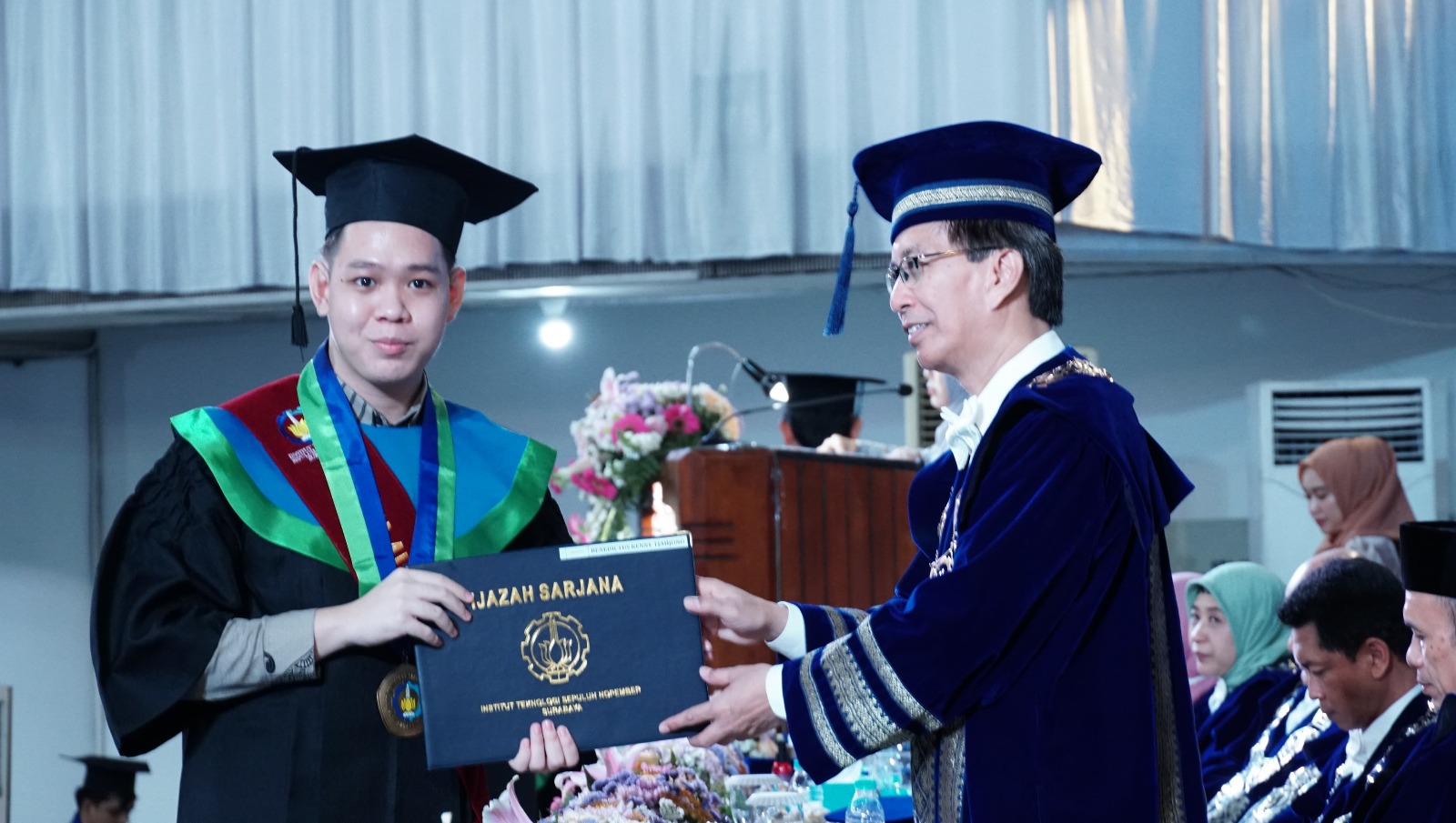 Wisudawan sarjana terbaik ITS, Benedictus Kenny Tjahjono bersama dengan Rektor ITS Prof Dr Ir Mochamad Ashari MEng saat penyerahan ijazah sarjana pada Wisuda ke-129 ITS