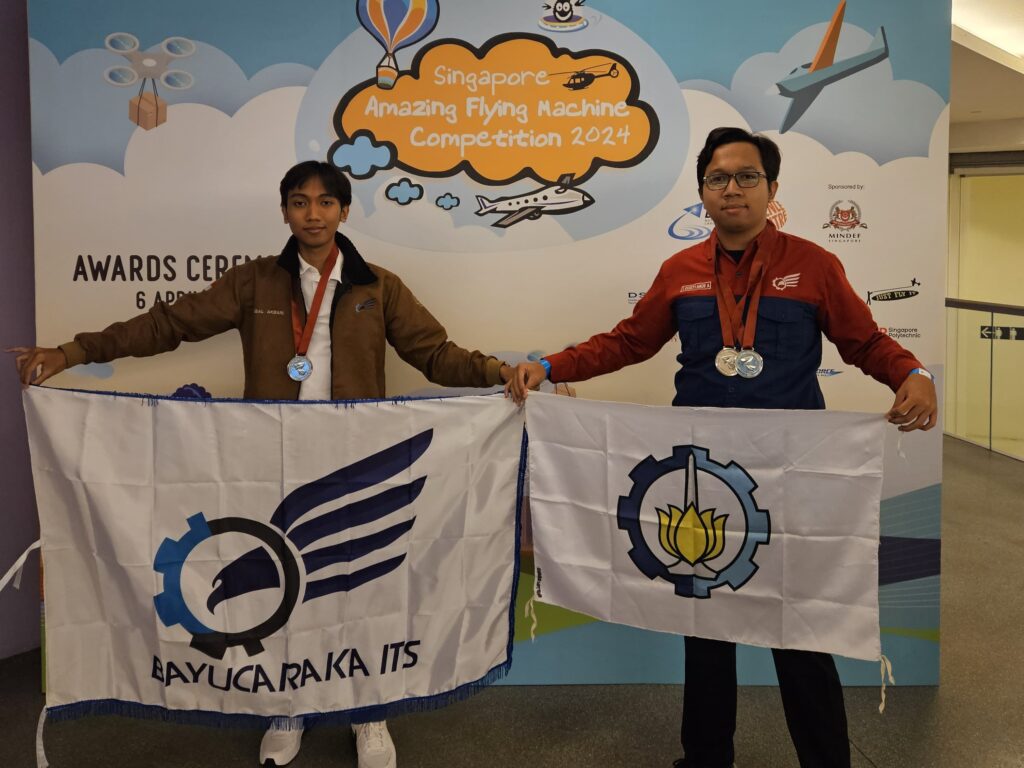 Gambar anggota tim Bayucaraka ITS ketika menerima penghargaan SAFMC 2024