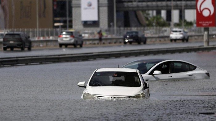 Mobil terendam banjir di Dubai