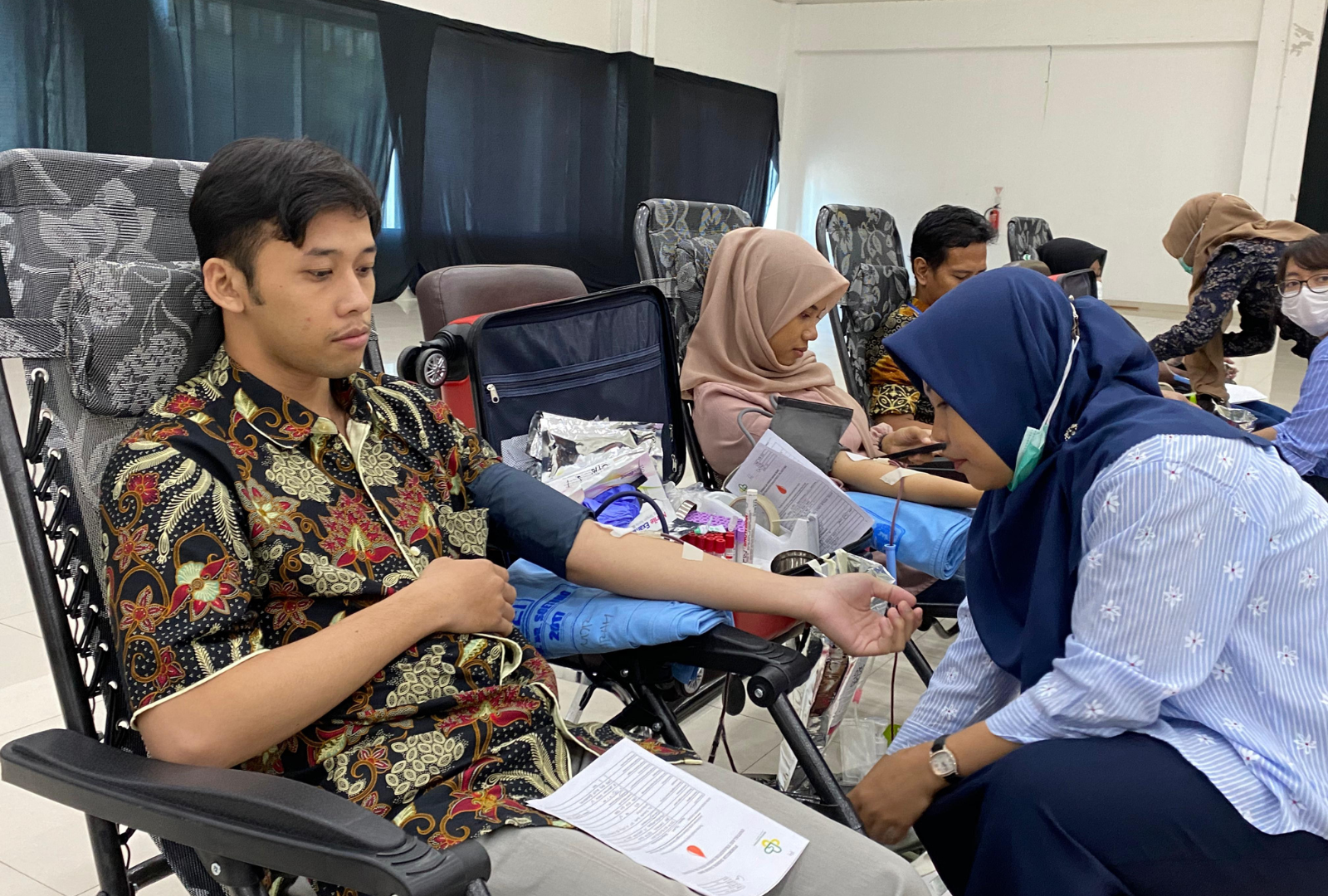 Gambar peserta donor darah saat sedang diambil darahnya