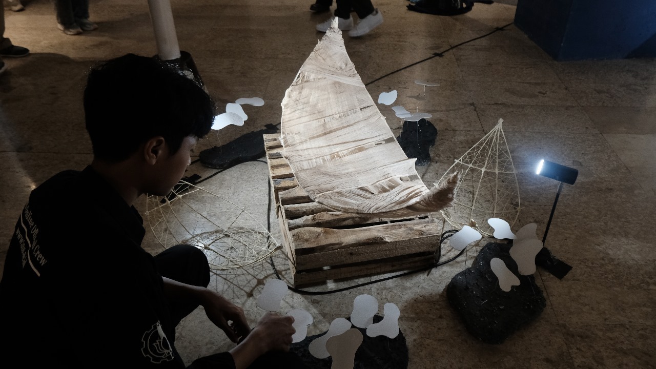 Pengunjung ketika melihat detail instalasi pada pameran Rapsodia