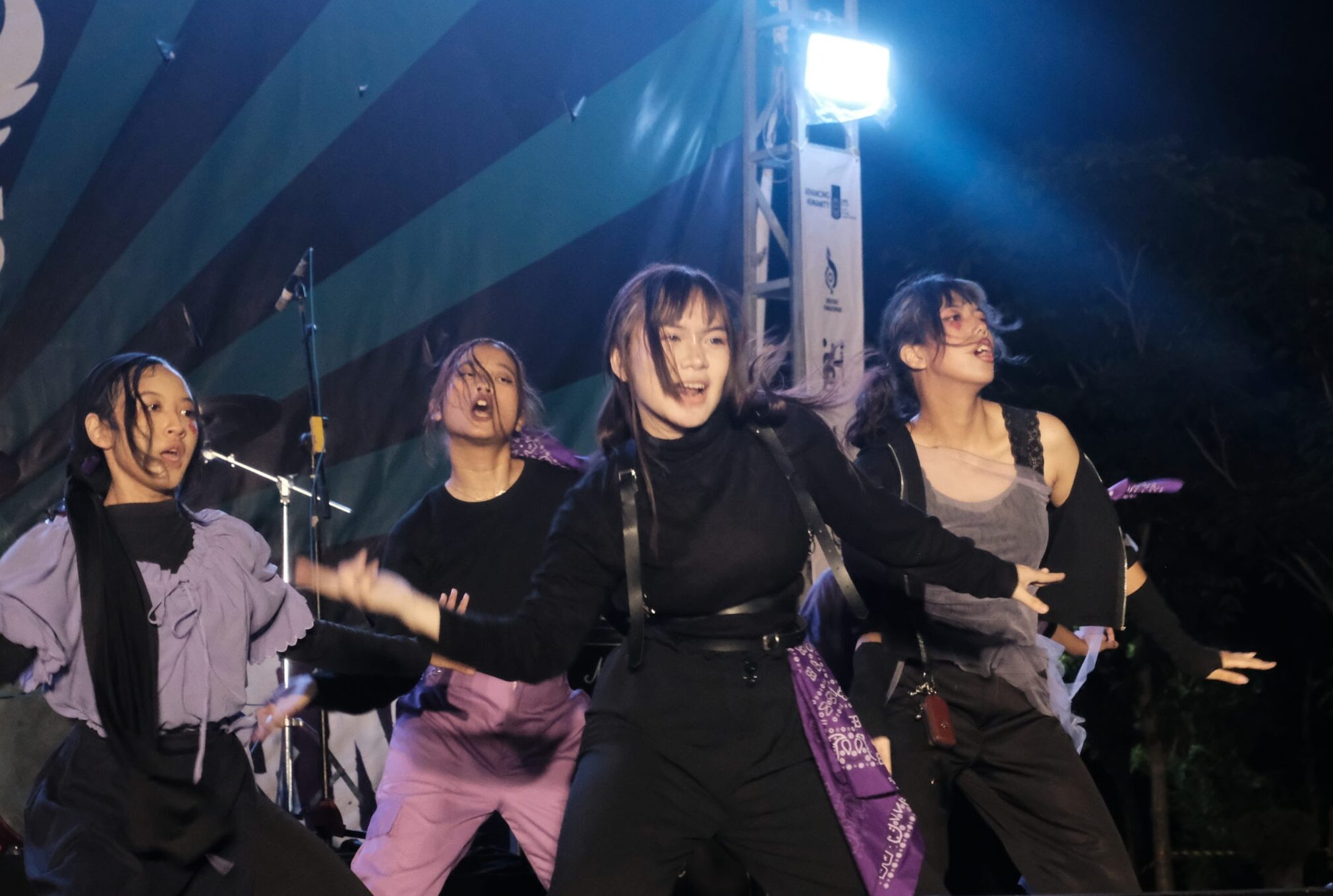 Personal Modern Dance Fakultas Desain dan Bisnis Digital (FDKBD) pada PAMMITS 2024 di Taman Alumni ITS