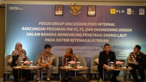 Gambar Dr Eng Shade Rahmawati ST MT serta empat pemantik diskusi