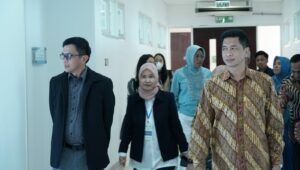 Dirjen Diktiristek Prof Dr rer nat Abdul Haris (kiri) bersama Rektor ITS Ir Bambang Pramujati ST MScEng PhD (kanan) saat sedang meninjau jalannya UTBK di Menara Sains ITS
