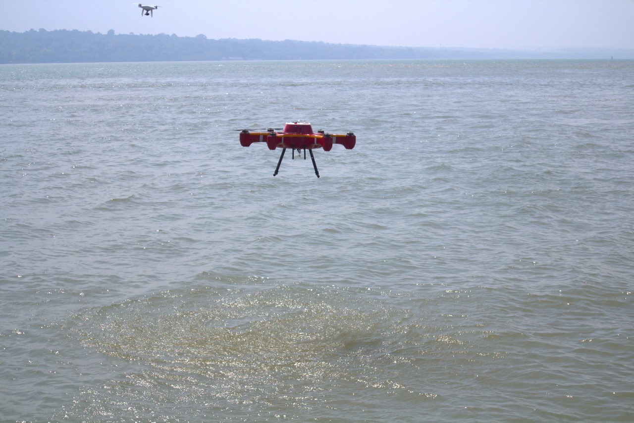 Drone sniffing besutan ITS saat menjalani proses uji floater system di atas permukaan laut di Pelabuhan Tanjung Perak, Surabaya