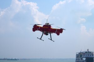 Drone sniffing karya kolaborasi ITS dengan BKI dan Beehive Drones saat melakukan uji surveillance di atas laut di Pelabuhan Tanjung Perak, Surabaya