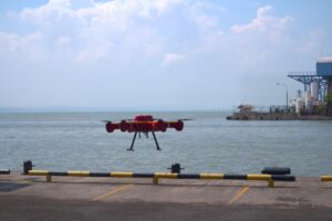 Drone sniffing saat akan melakukan uji coba floater system di Pelabuhan Tanjung Perak, Surabaya