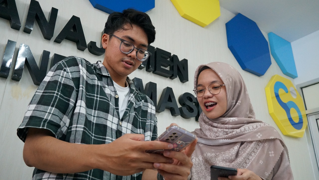 Fathia Rahmanisa Dzakiyyarani (kanan) dan Kahfin Ilham saat mencoba simulasi aplikasi MeccaBot