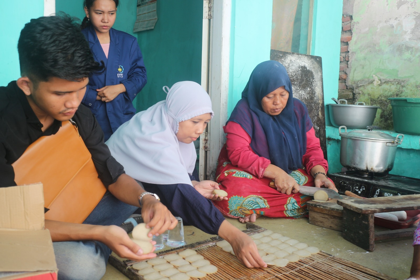 Gambar Tim Mahasiswa KKN Abmas dan kelompok nelayan saat memproduksi kerupuk ikan 