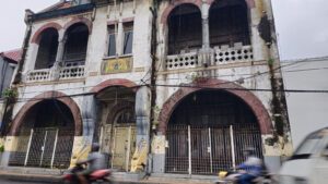 Gedung Singa, salah satu gedung cagar budaya di kota lama Surabaya zona Eropa di kawasan Jalan Veteran, Surabaya