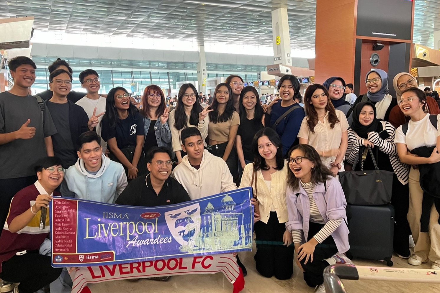 salma bersama awardee iisma liverpool di bandara