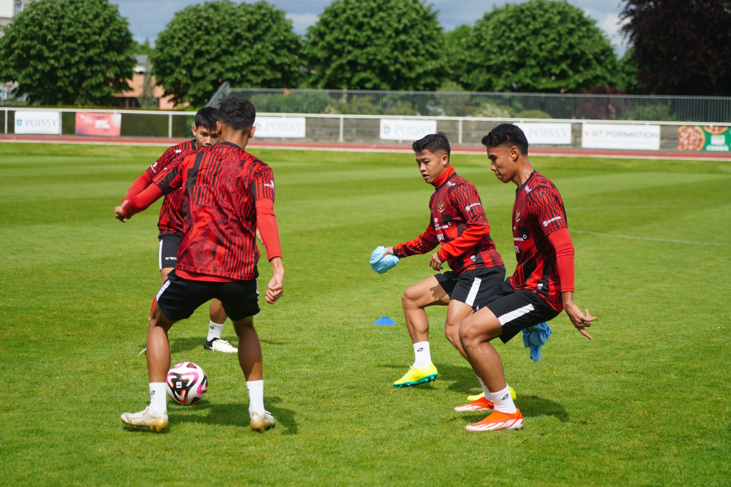Para remain times Indonesia saat memperisapkan diri dalam pertandingan hidup mati melawan Guinea (09/05)