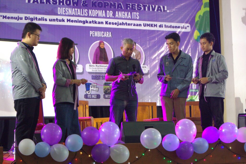 gambar peresmian simbolis pemvukaan diesnat kopma ITS